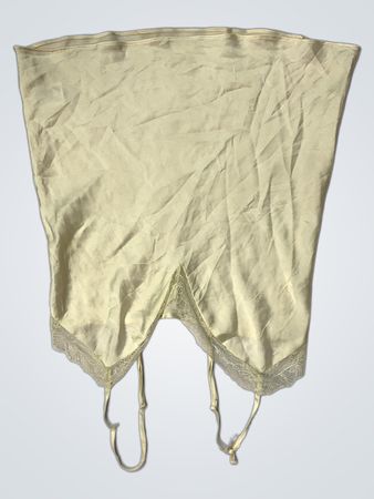 Cremiger Slip mit Spitzenbesatz
