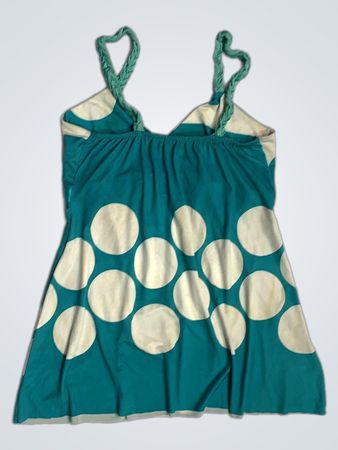 Türkisfarbens und weißes gepunktetes Kleid mit geflochtenen Trägern.