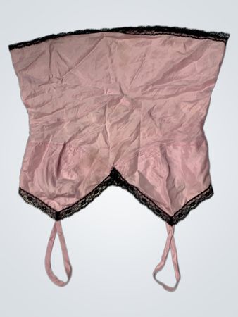 Rosa Top mit schwarzem Spitzeinsatz