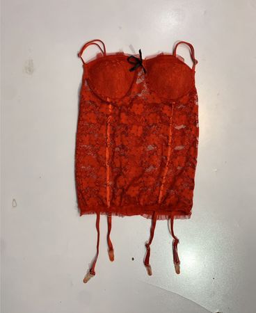 Rotes Spitzen-Korsett