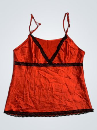 Rote Satincamisole mit schwarzem Spitzenbesatz