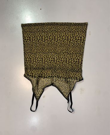 Leopardenmuster-Mesh-Top mit schwarzem Besatz