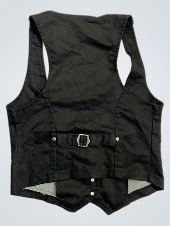 Schwarze Weste mit Schnallendetail