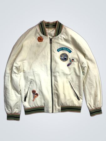 Cremfarbener Bomberjacke mit tropischen und maritimen Applikationen