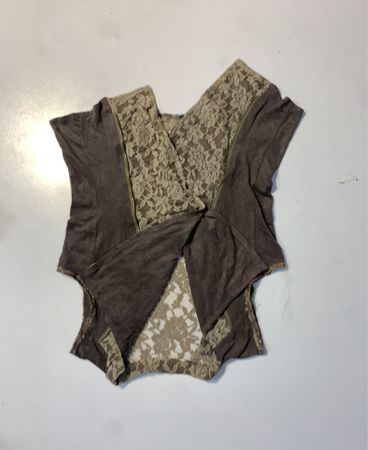 Braunes Wildleder- und Spitzentop