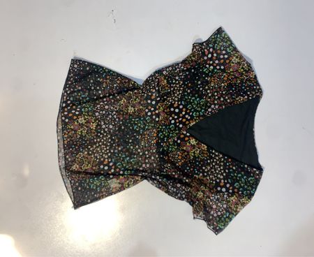 Schwarzes transparentes Oberteil mit farbenfrohem Blumenmuster aus Punkten