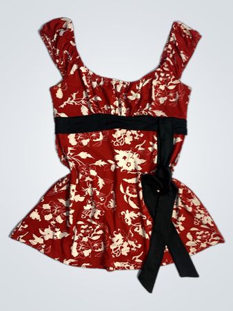 Roter Jumpsuit mit floralem Print und schwarzem Taillengürtel
