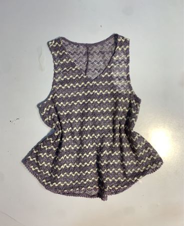 Lila- und cremefarbener Stricktop
