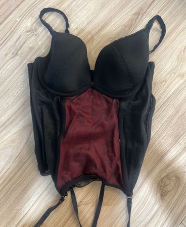 Schöner 38C schwarzer und roter Netz-Body