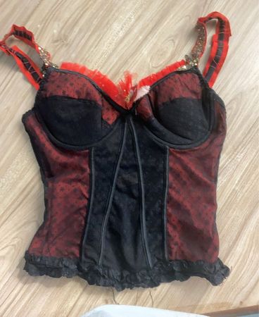 Rotes und schwarzes Korsett mit Pailletten-Trägern