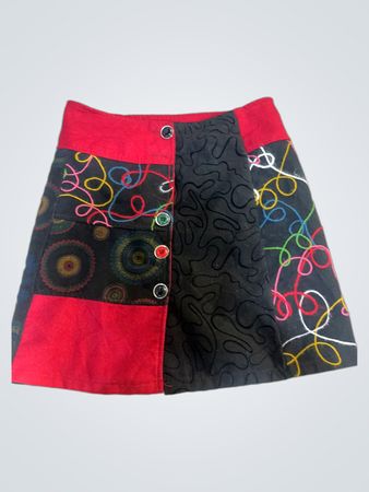 Patchwork-Rock mit roten, schwarzen und bunten Mustern