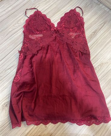 Rotes Nachtdesigner mit Spitzenbesatz