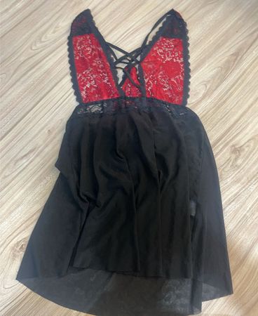 Schwarzes und rotes Spitzen-Dessous-Set