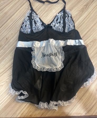 Schwarz-weiße Unterwäsche mit „Naughty“ auf der Schürze bestickt