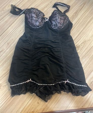 Schwarzes Babydoll-Negligé mit Rüschen