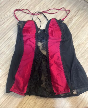 Schwarz-rotes Dessous-Set