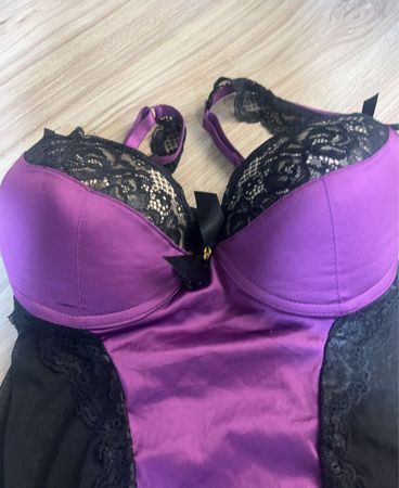 Lila und schwarze Spitzen-Chemise
