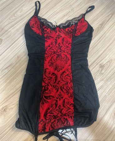 Schwarzes und rotes Schnür-Chemise