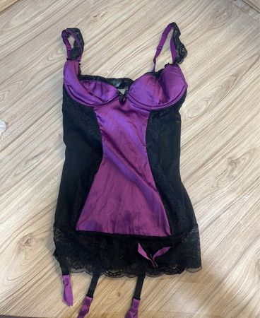 Lila und schwarze Spitzen-Babydoll-Unterwäsche