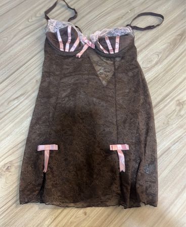 Braune Spitzen-Chemise mit rosa Schleifen