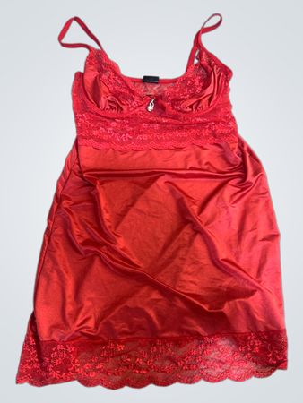 Roter Spitzenbesatz-Unterrock
