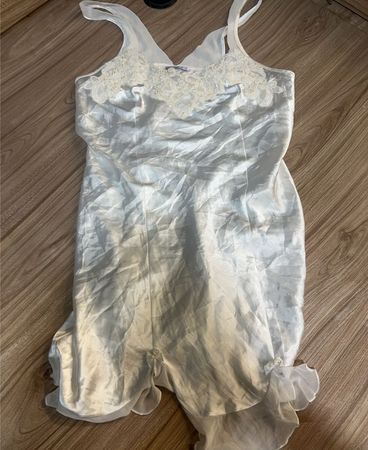 Linea Donatella Slipkleid in Weiß mit Spitzenbesatz