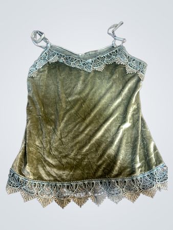 Olivgrüner Samt-Cami mit Spitzenbesatz