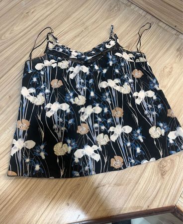 Schwarzes, geblümtes Camisole mit Spitzenbesatz