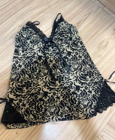 Schwarzes und beiges Spitzen-Camisole