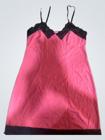Rosa Chemise mit schwarzer Spitzenverzierung
