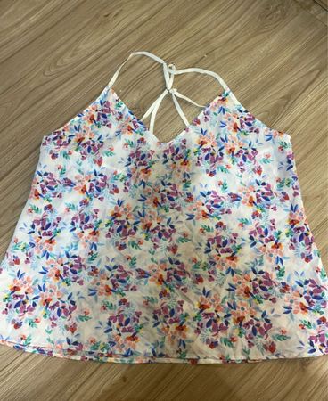 Weißes Tanktop mit Blumenmuster