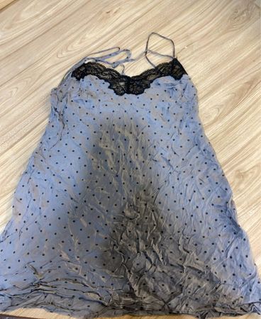Blaues Camisole mit weißen Punkten und schwarzer Spitzenborte