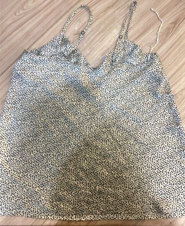 Weißes und schwarzes Polka-Dot-Unterkleid