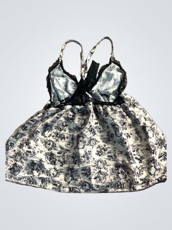 Weißes und schwarzes Spitzenborten-Cami mit Schleife