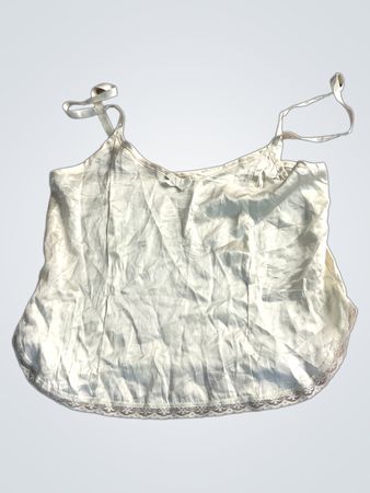Cremefarbene Camisole mit Spitzensaum