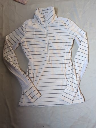 Weiß und schwarz gestreifter Viertel-Zip-Pullover mit Spitzenakzenten