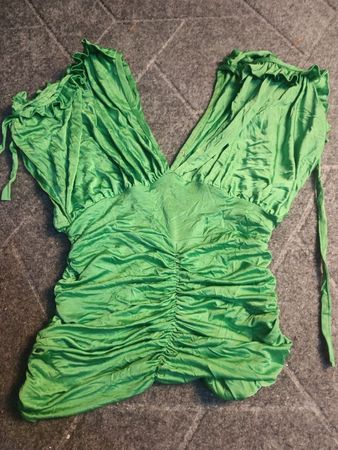 Grünes gerüschtes Kleid