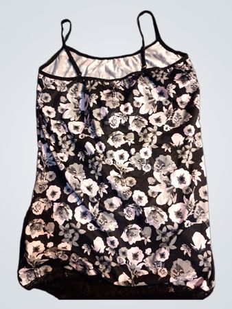 Schwarzes Blumencami mit Spitzenbesatz