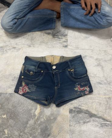 Denim-Shorts mit Blumenstickerei