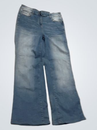 Blaue Jeans mit Schmetterlingsaufnäher