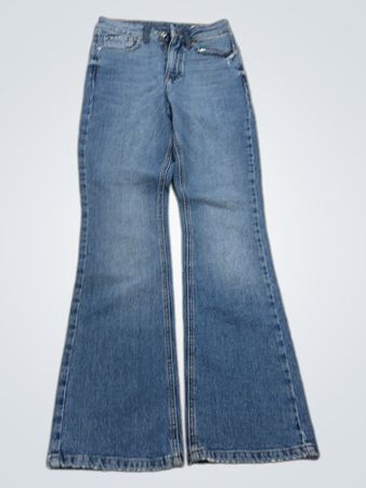 Blaue Flare-Jeans mit weißen Sternen auf den Gesäßtaschen
