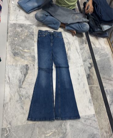 REVIEW Flared Jeans mit Patch