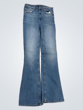 Blaue Flare-Jeans mit weißen Sternen