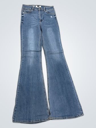 Bershka Schlagjeans mit Schmetterlingsstickerei