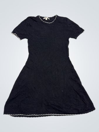 Schwarzes strukturiertes Kleid aus Miami mit weißem gewelltem Saum