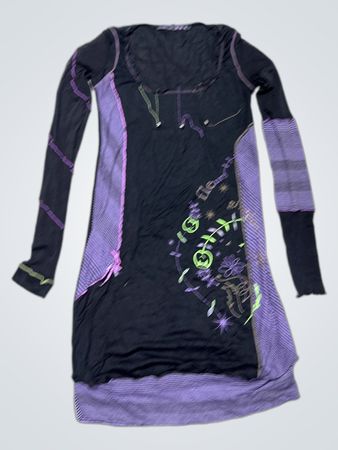 Schwarz und lila langärmliges Kleid mit grafischem Druck