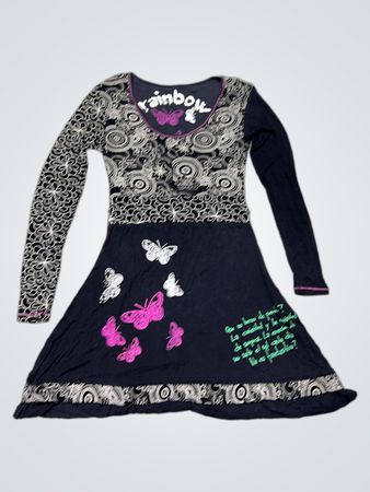 Desigual-Kleid mit Schmetterlingen und "rainbow"-Text