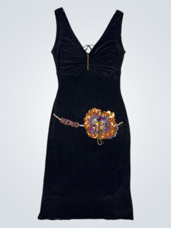 Schwarzes V-Ausschnitt-Kleid mit verziertem Blumen-Detail
