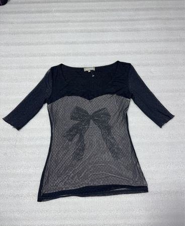 Schwarzes Oberteil mit Schleifen- und Mesh-Details