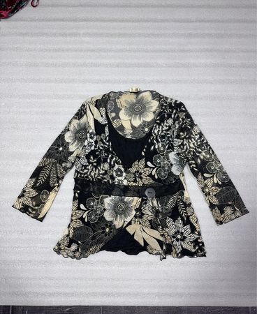 Fashion+ Damen Langarmoberteil mit schwarzem Blumenmuster